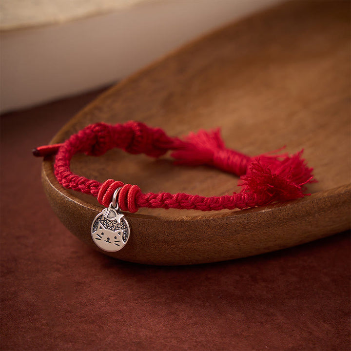 Buddha Stones Braccialetto regolabile in argento sterling 925 con grazioso gatto e pesce, protezione tibetana, con cordino rosso. - Rosso scuro (circonferenza del polso 14–17 cm) - image 0