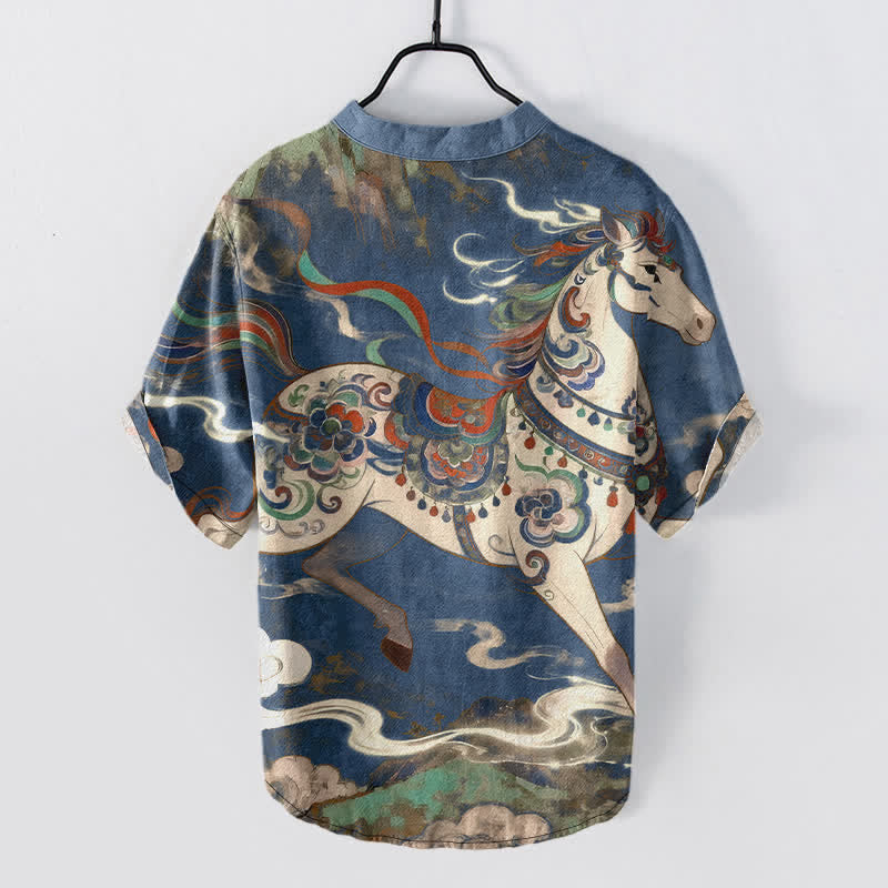 Buddha Stones Camicia da uomo a maniche corte con mezzo bottone, in cotone, con motivo ornamentale di cavalli al galoppo. - image 1