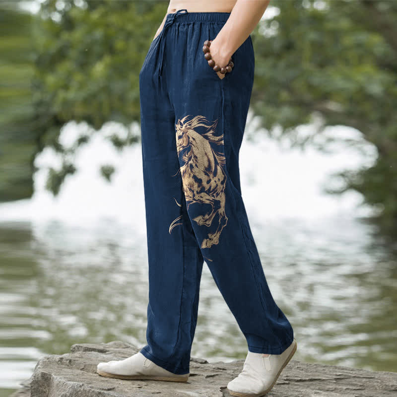 Buddha Stones Pantaloni da uomo affusolati in cotone con stampa di cavalli dorati al galoppo e tasche. - image 1