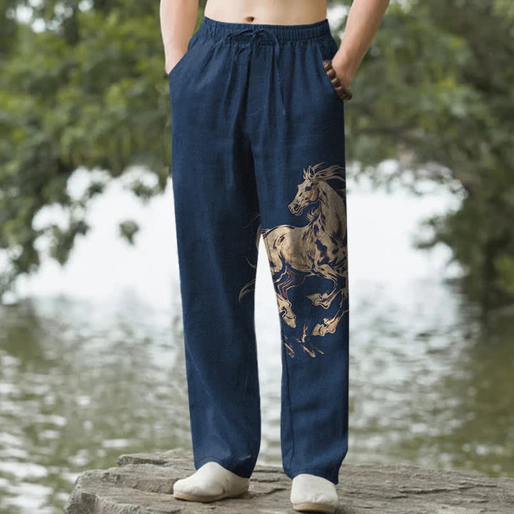 Buddha Stones Pantaloni da uomo affusolati in cotone con stampa di cavalli dorati al galoppo e tasche. - Marina - US/UK/AU50, EU60 (5XL) - image 0