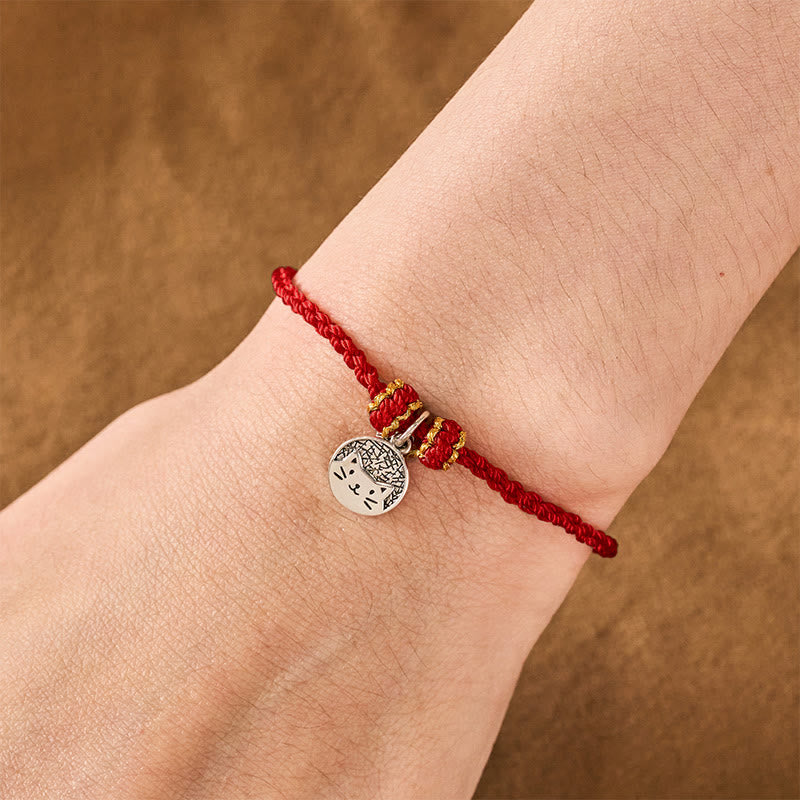 Buddha Stones Ciondolo rotondo in argento sterling 925 raffigurante un gattino che mangia un pesce, simbolo di prosperità, con cordino rosso e nero intrecciato. - image 12