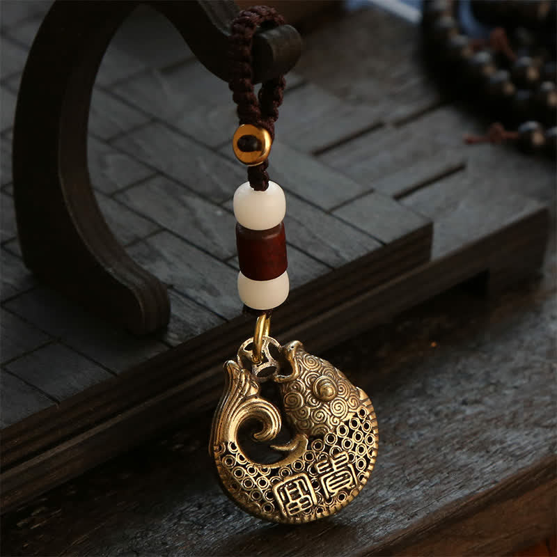 Buddha Stones Portachiavi rotondo intrecciato con ciondolo a forma di pesce koi in ottone - Corda di perline bianche - image 0