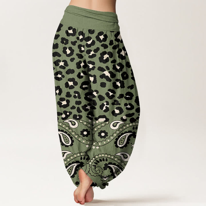 Buddha Stones Pantaloni harem da donna in cotone verde oliva con fantasia leopardata e paisley e elastico in vita. - image 2