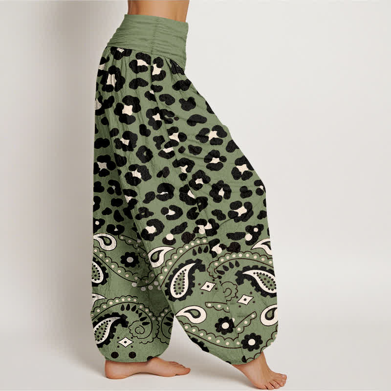 Buddha Stones Pantaloni harem da donna in cotone verde oliva con fantasia leopardata e paisley e elastico in vita. - image 1