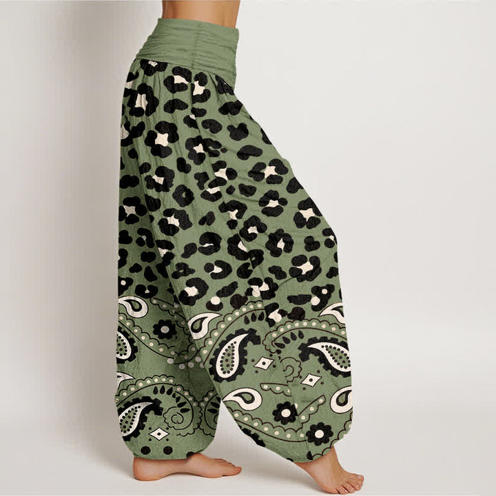 Buddha Stones Pantaloni harem da donna in cotone verde oliva con fantasia leopardata e paisley e elastico in vita. - image 1