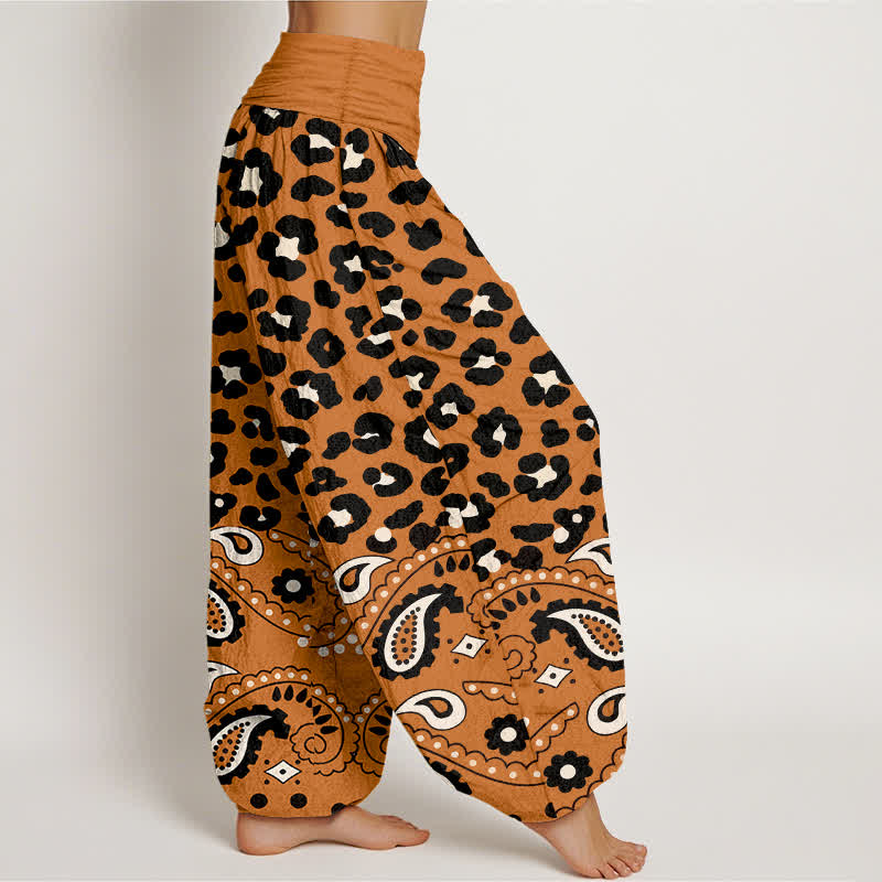 Buddha Stones Pantaloni harem da donna in cotone verde oliva con fantasia leopardata e paisley e elastico in vita. - image 9