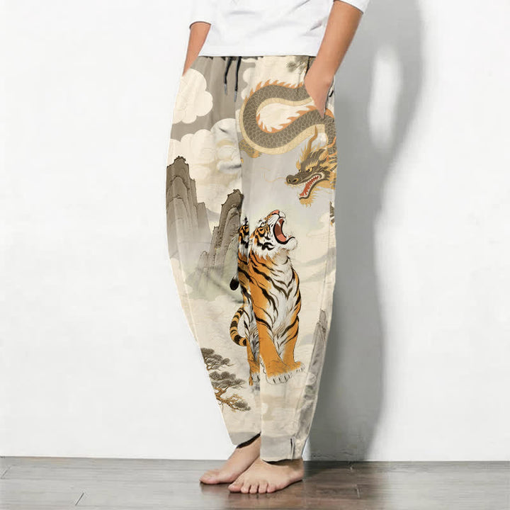 Buddha Stones Pantaloni da uomo affusolati con coulisse e tasche, in puro cotone, con stampa paesaggio tigre-drago. - image 1