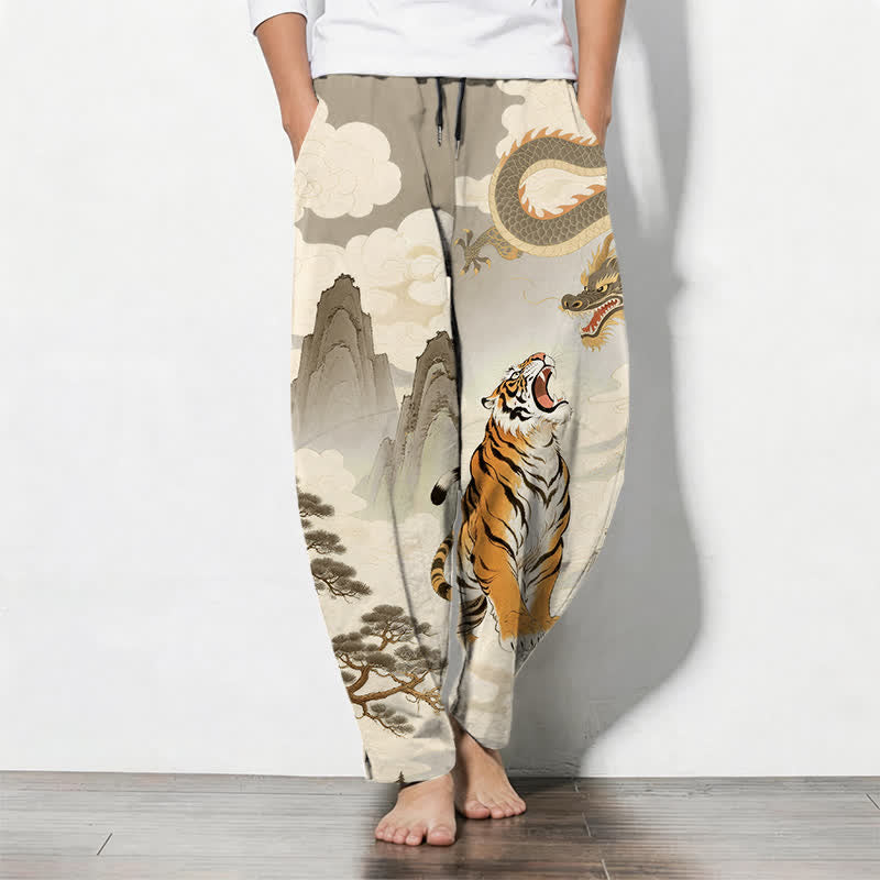 Buddha Stones Pantaloni da uomo affusolati con coulisse e tasche, in puro cotone, con stampa paesaggio tigre-drago. - Tan - US/UK/AU50, EU60 (5XL) - image 0