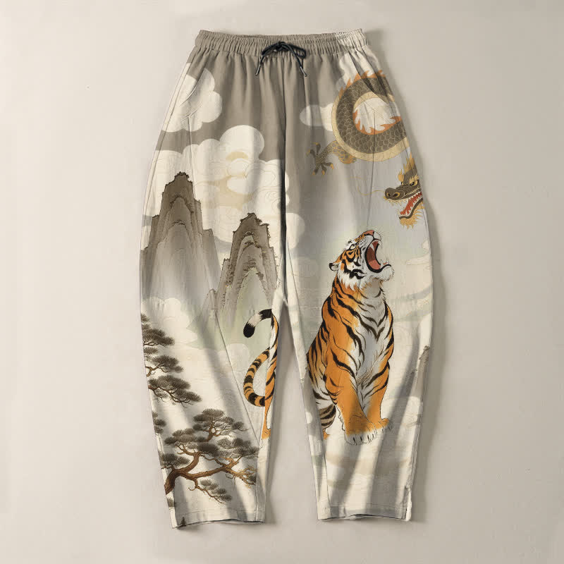 Buddha Stones Pantaloni da uomo affusolati con coulisse e tasche, in puro cotone, con stampa paesaggio tigre-drago. - image 2
