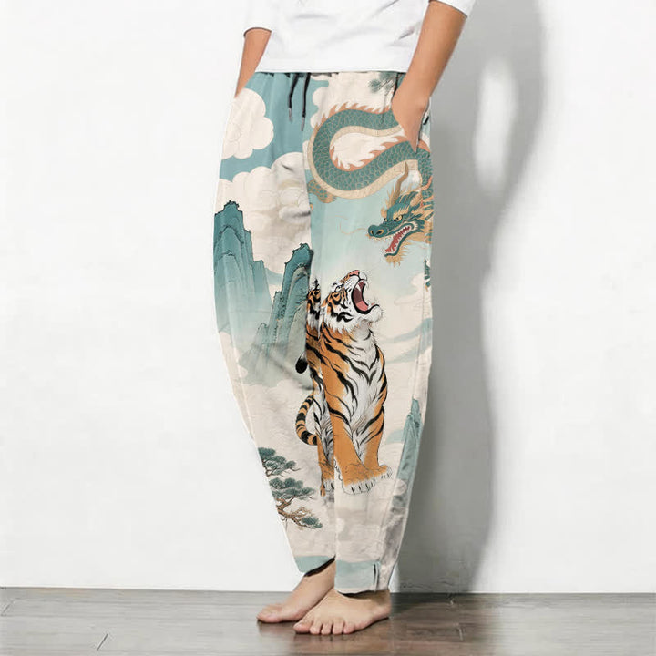 Buddha Stones Pantaloni da uomo affusolati con coulisse e tasche, in puro cotone, con stampa paesaggio tigre-drago. - image 8