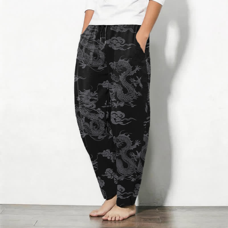 Buddha Stones Pantaloni da uomo affusolati con coulisse e tasche, in puro cotone, con motivo drago scuro e nuvole. - image 1
