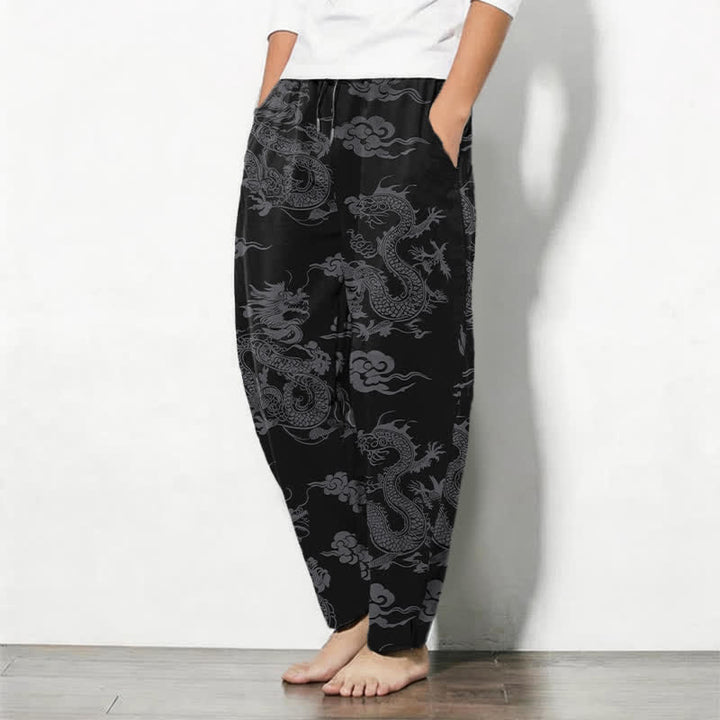 Buddha Stones Pantaloni da uomo affusolati con coulisse e tasche, in puro cotone, con motivo drago scuro e nuvole. - image 1