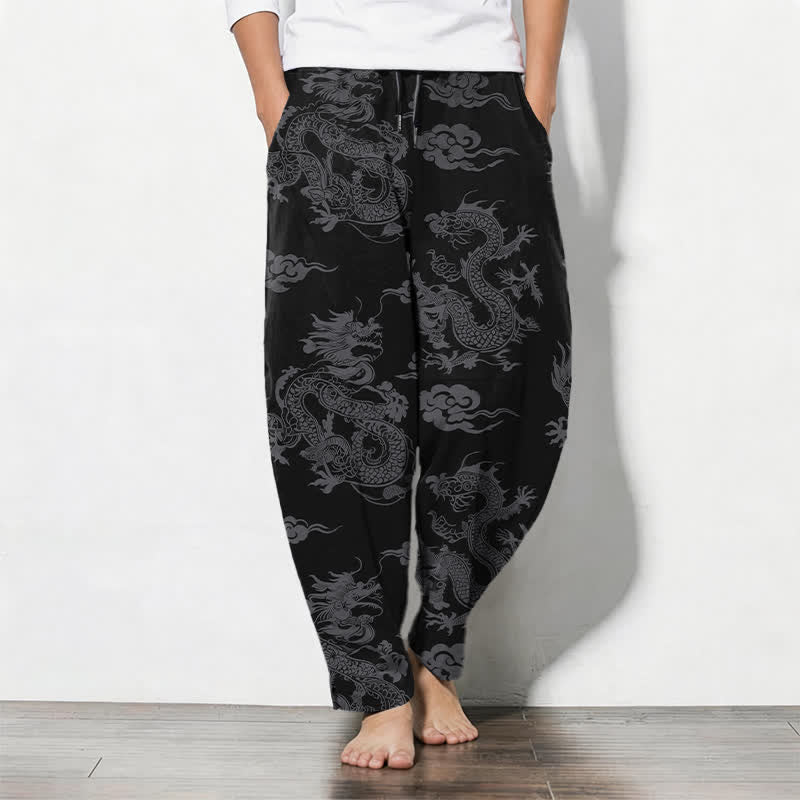 Buddha Stones Pantaloni da uomo affusolati con coulisse e tasche, in puro cotone, con motivo drago scuro e nuvole. - Nero - US/UK/AU50, EU60 (5XL) - image 0