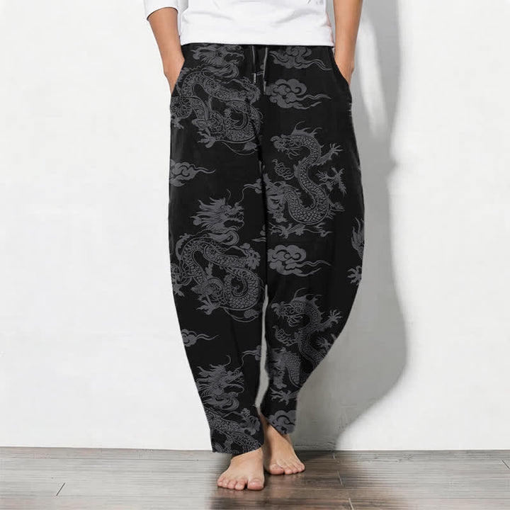 Buddha Stones Pantaloni da uomo affusolati con coulisse e tasche, in puro cotone, con motivo drago scuro e nuvole. - Nero - US/UK/AU50, EU60 (5XL) - image 0