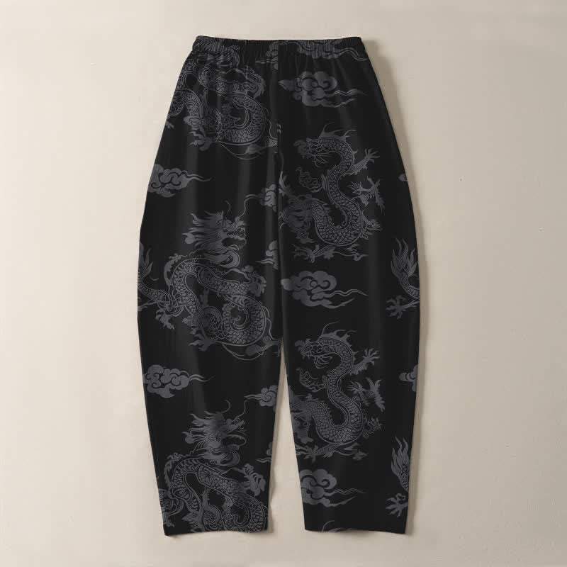 Buddha Stones Pantaloni da uomo affusolati con coulisse e tasche, in puro cotone, con motivo drago scuro e nuvole. - image 3