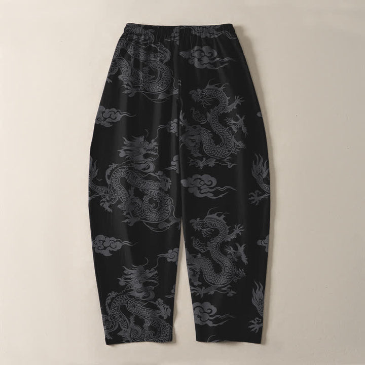 Buddha Stones Pantaloni da uomo affusolati con coulisse e tasche, in puro cotone, con motivo drago scuro e nuvole. - image 3