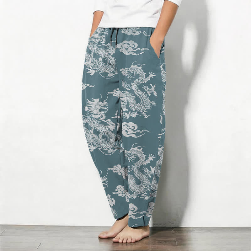 Buddha Stones Pantaloni da uomo affusolati con coulisse e tasche, in puro cotone, con motivo drago scuro e nuvole. - image 8