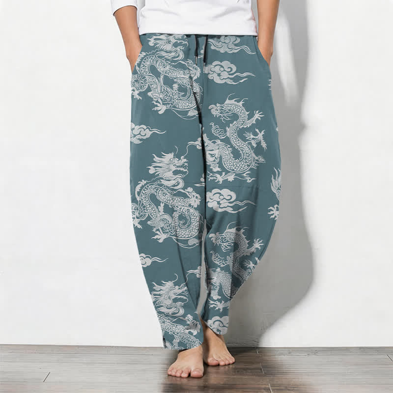 Buddha Stones Pantaloni da uomo affusolati con coulisse e tasche, in puro cotone, con motivo drago scuro e nuvole. - Cadetto Blu - US/UK/AU50, EU60 (5XL) - image 7