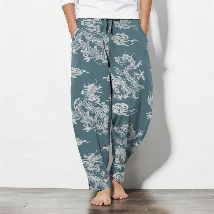 Buddha Stones Pantaloni da uomo affusolati con coulisse e tasche, in puro cotone, con motivo drago scuro e nuvole. - Cadetto Blu - US/UK/AU50, EU60 (5XL) - image 7