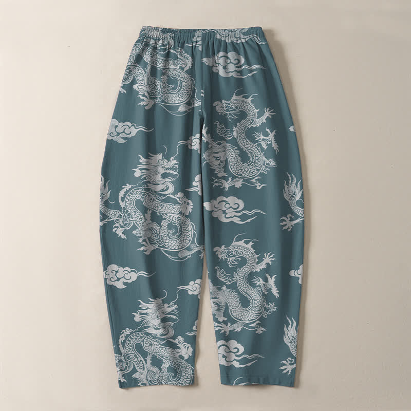 Buddha Stones Pantaloni da uomo affusolati con coulisse e tasche, in puro cotone, con motivo drago scuro e nuvole. - image 10