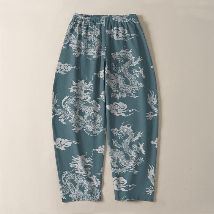 Buddha Stones Pantaloni da uomo affusolati con coulisse e tasche, in puro cotone, con motivo drago scuro e nuvole. - image 10