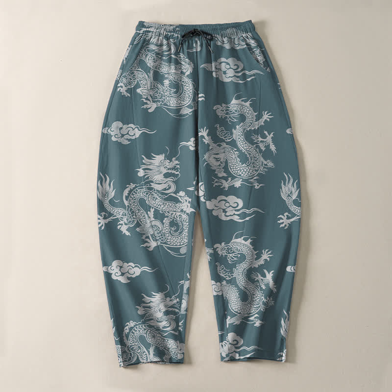 Buddha Stones Pantaloni da uomo affusolati con coulisse e tasche, in puro cotone, con motivo drago scuro e nuvole. - image 9