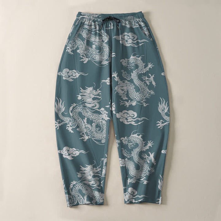 Buddha Stones Pantaloni da uomo affusolati con coulisse e tasche, in puro cotone, con motivo drago scuro e nuvole. - image 9