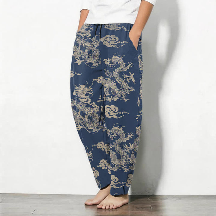 Buddha Stones Pantaloni da uomo affusolati con coulisse e tasche, in puro cotone, con motivo drago scuro e nuvole. - image 12