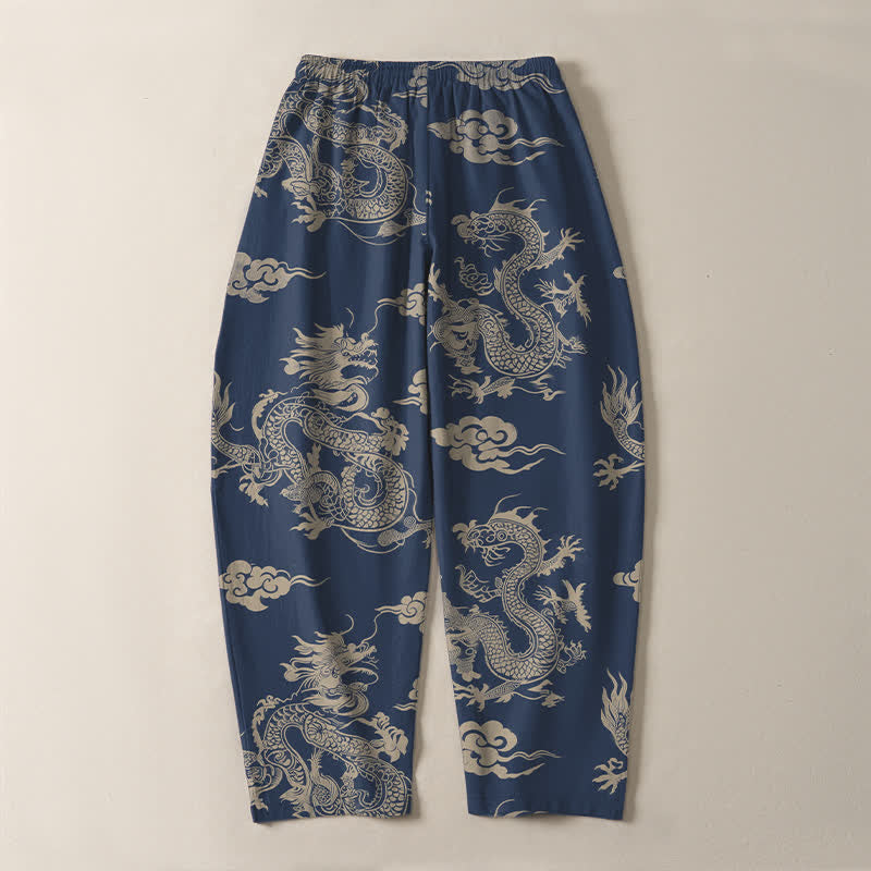 Buddha Stones Pantaloni da uomo affusolati con coulisse e tasche, in puro cotone, con motivo drago scuro e nuvole. - image 14