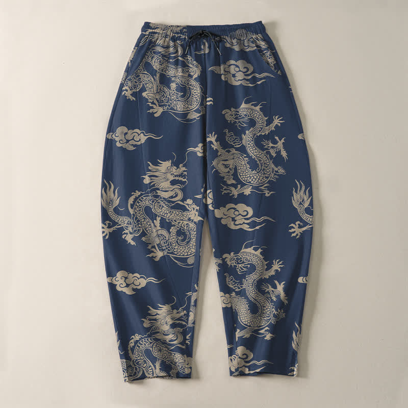 Buddha Stones Pantaloni da uomo affusolati con coulisse e tasche, in puro cotone, con motivo drago scuro e nuvole. - image 13