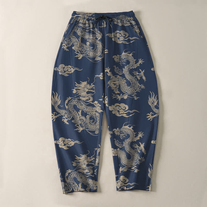 Buddha Stones Pantaloni da uomo affusolati con coulisse e tasche, in puro cotone, con motivo drago scuro e nuvole. - image 13