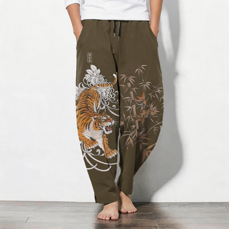 Buddha Stones Pantaloni da uomo affusolati con coulisse e tasche, in puro cotone, con stampa "Tigre Roante" e motivo bambù. - Oliva - US/UK/AU50, EU60 (5XL) - image 0