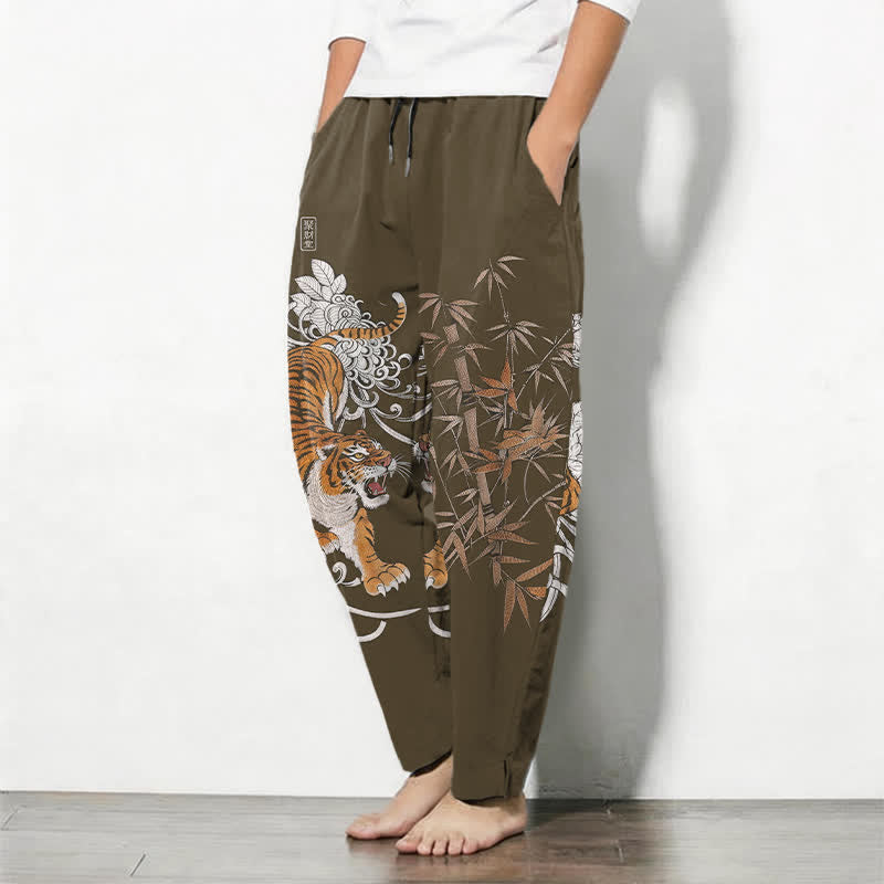 Buddha Stones Pantaloni da uomo affusolati con coulisse e tasche, in puro cotone, con stampa "Tigre Roante" e motivo bambù. - image 1