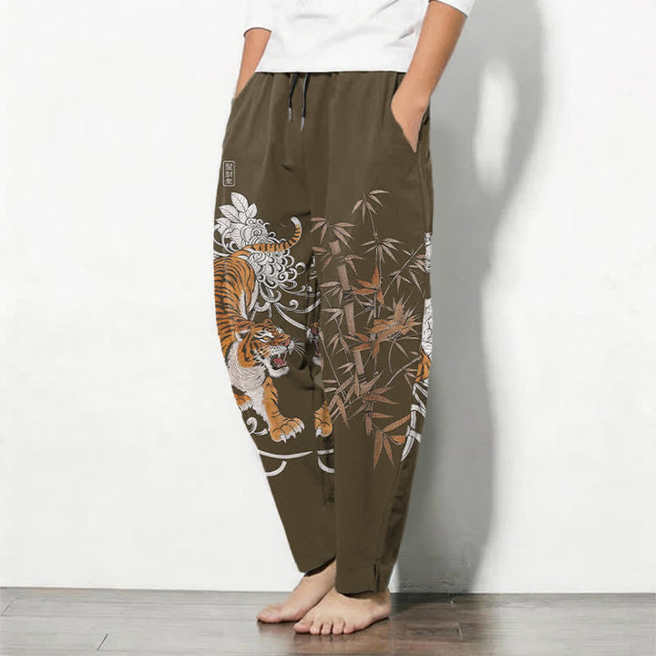 Buddha Stones Pantaloni da uomo affusolati con coulisse e tasche, in puro cotone, con stampa "Tigre Roante" e motivo bambù. - image 1