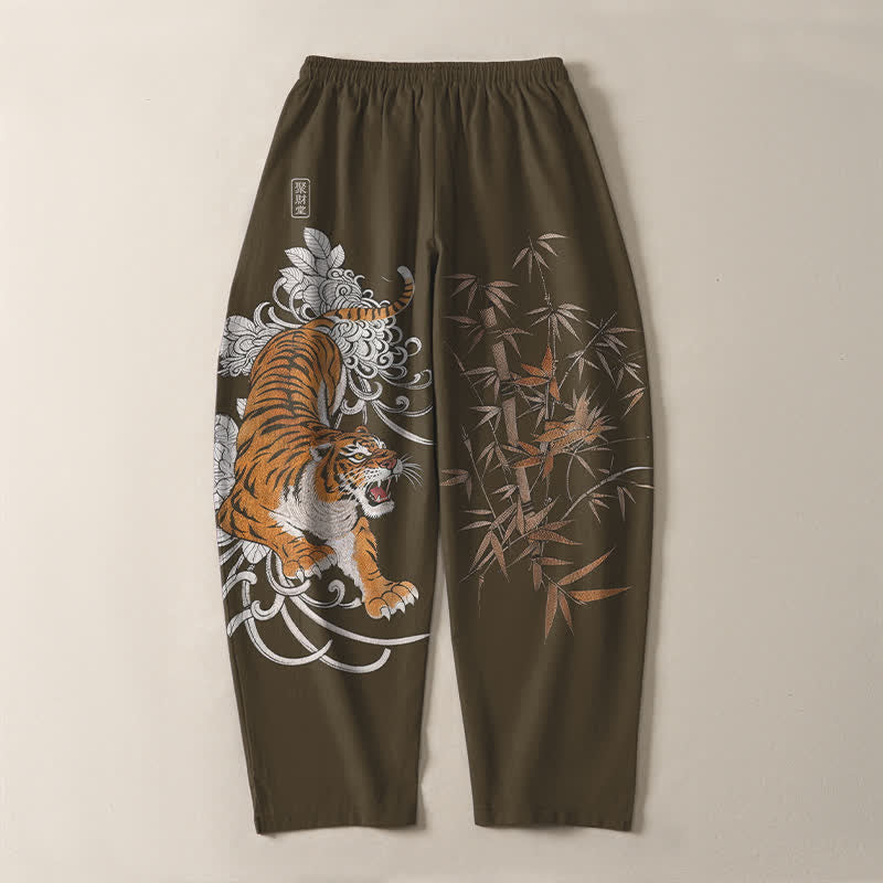 Buddha Stones Pantaloni da uomo affusolati con coulisse e tasche, in puro cotone, con stampa "Tigre Roante" e motivo bambù. - image 3