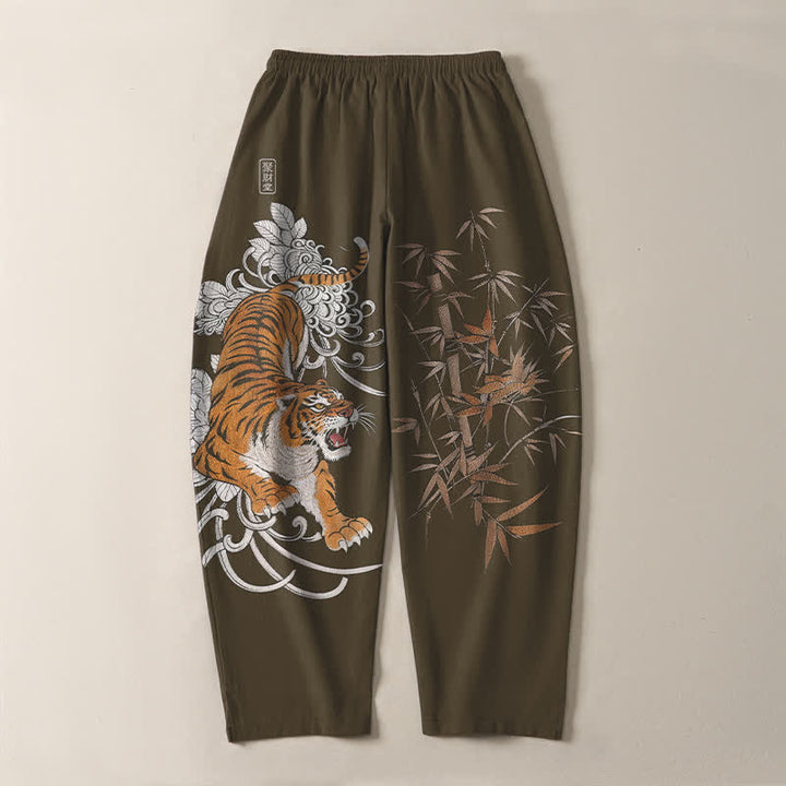 Buddha Stones Pantaloni da uomo affusolati con coulisse e tasche, in puro cotone, con stampa "Tigre Roante" e motivo bambù. - image 3