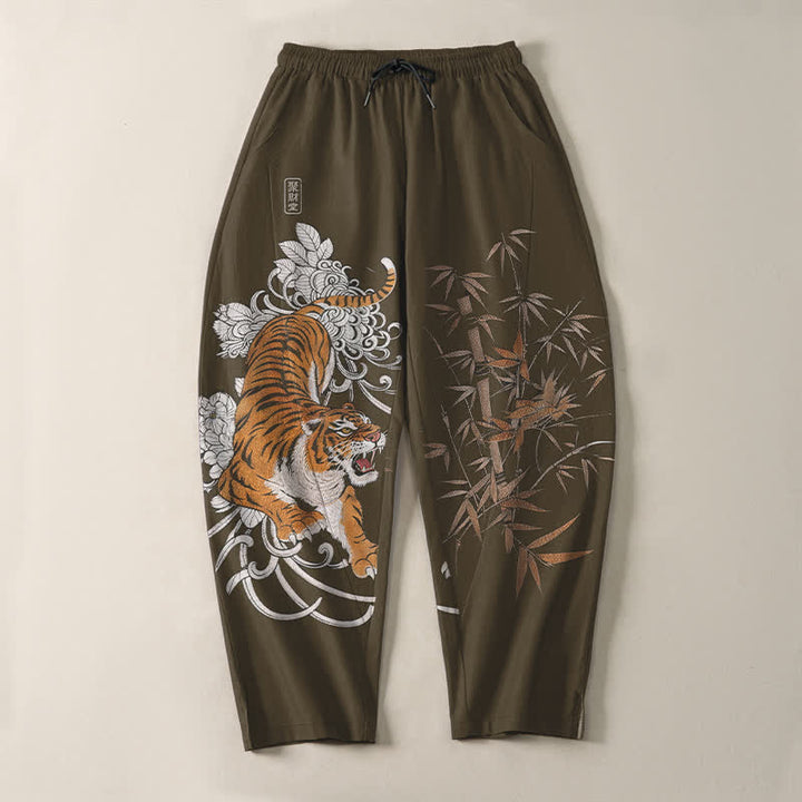 Buddha Stones Pantaloni da uomo affusolati con coulisse e tasche, in puro cotone, con stampa "Tigre Roante" e motivo bambù. - image 2