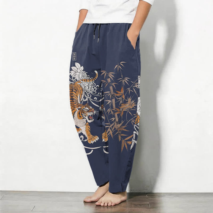 Buddha Stones Pantaloni da uomo affusolati con coulisse e tasche, in puro cotone, con stampa "Tigre Roante" e motivo bambù. - image 8