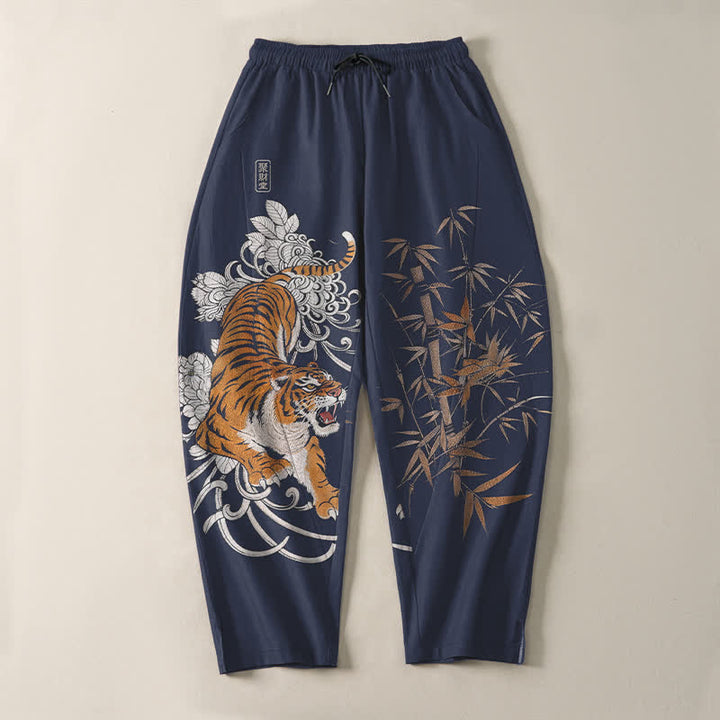 Buddha Stones Pantaloni da uomo affusolati con coulisse e tasche, in puro cotone, con stampa "Tigre Roante" e motivo bambù. - image 9