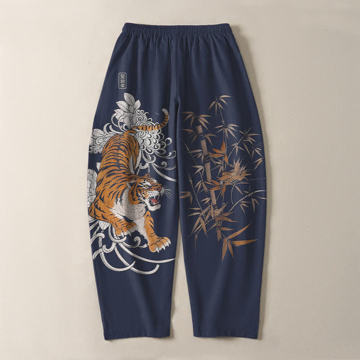 Buddha Stones Pantaloni da uomo affusolati con coulisse e tasche, in puro cotone, con stampa "Tigre Roante" e motivo bambù. - image 10