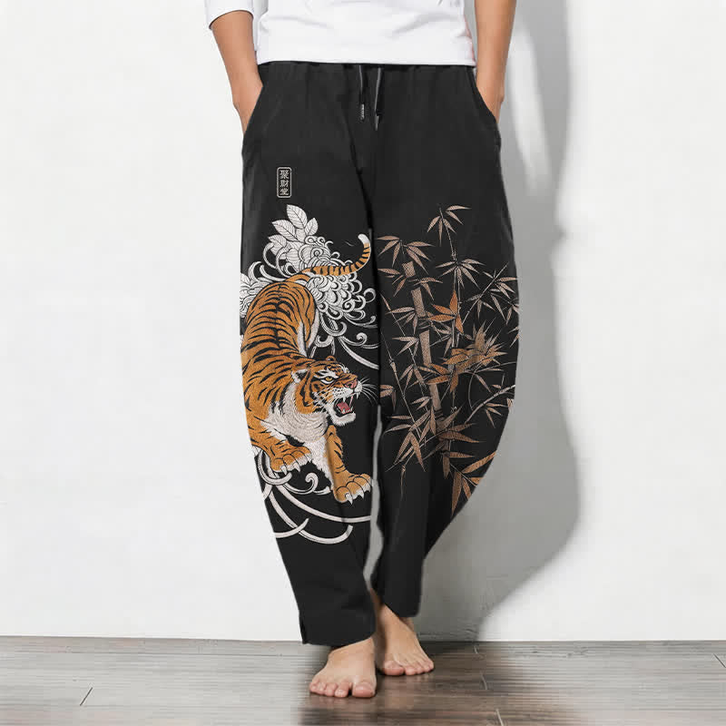 Buddha Stones Pantaloni da uomo affusolati con coulisse e tasche, in puro cotone, con stampa "Tigre Roante" e motivo bambù. - Nero - US/UK/AU50, EU60 (5XL) - image 11