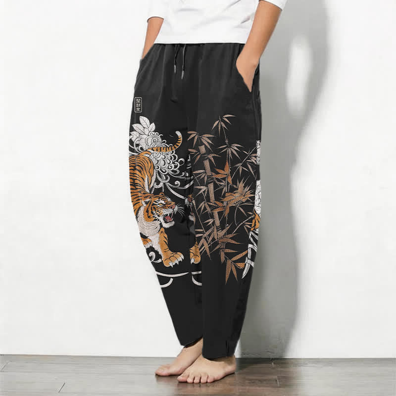 Buddha Stones Pantaloni da uomo affusolati con coulisse e tasche, in puro cotone, con stampa "Tigre Roante" e motivo bambù. - image 12