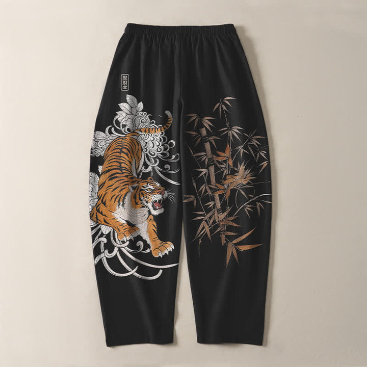 Buddha Stones Pantaloni da uomo affusolati con coulisse e tasche, in puro cotone, con stampa "Tigre Roante" e motivo bambù. - image 14