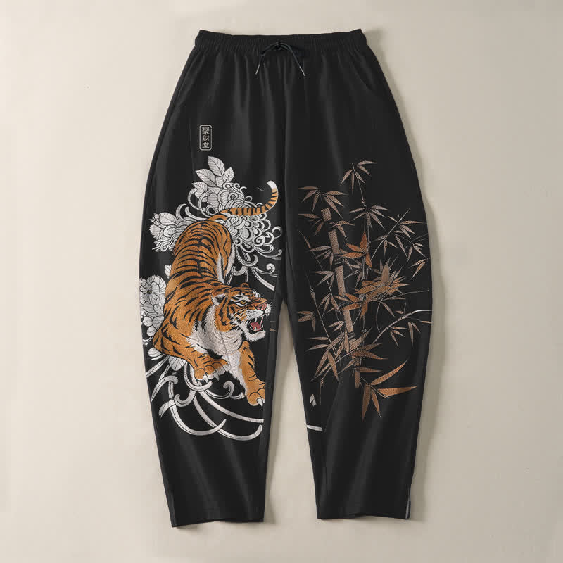 Buddha Stones Pantaloni da uomo affusolati con coulisse e tasche, in puro cotone, con stampa "Tigre Roante" e motivo bambù. - image 13