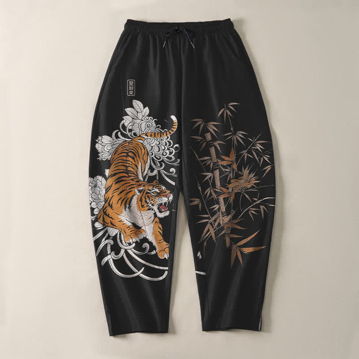 Buddha Stones Pantaloni da uomo affusolati con coulisse e tasche, in puro cotone, con stampa "Tigre Roante" e motivo bambù. - image 13