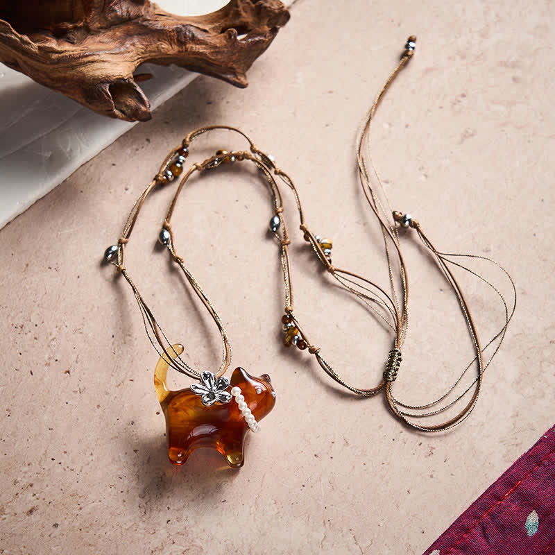 Buddha Stones Collana con ciondolo a forma di gatto nero e marrone in resina, fiore di perla e perlina, simbolo della pace. - image 3