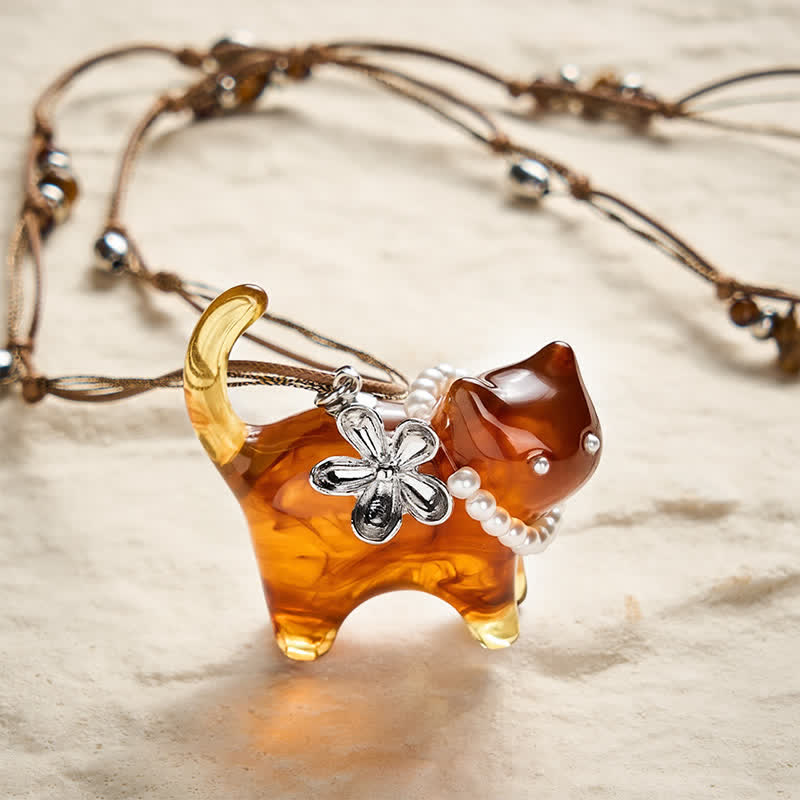Buddha Stones Collana con ciondolo a forma di gatto nero e marrone in resina, fiore di perla e perlina, simbolo della pace. - Gatto marrone - image 0