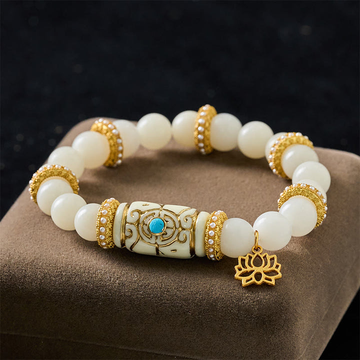 Buddha Stones Bracciale da meditazione rotondo con ciondolo a forma di loto in resina bianca con semi di Bodhi e barilotto, ideale per la meditazione. - Seme di Bodhi bianco (Circonferenza del polso: 16–17 cm) - image 0