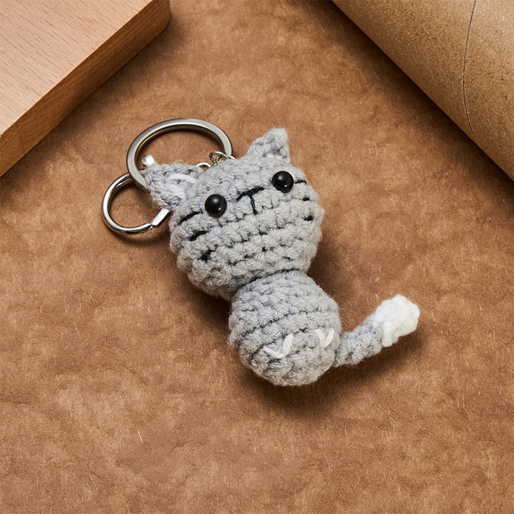 Buddha Stones Portachiavi con ciondolo a forma di gatto grigio chiaro, realizzati a mano all'uncinetto. - image 3
