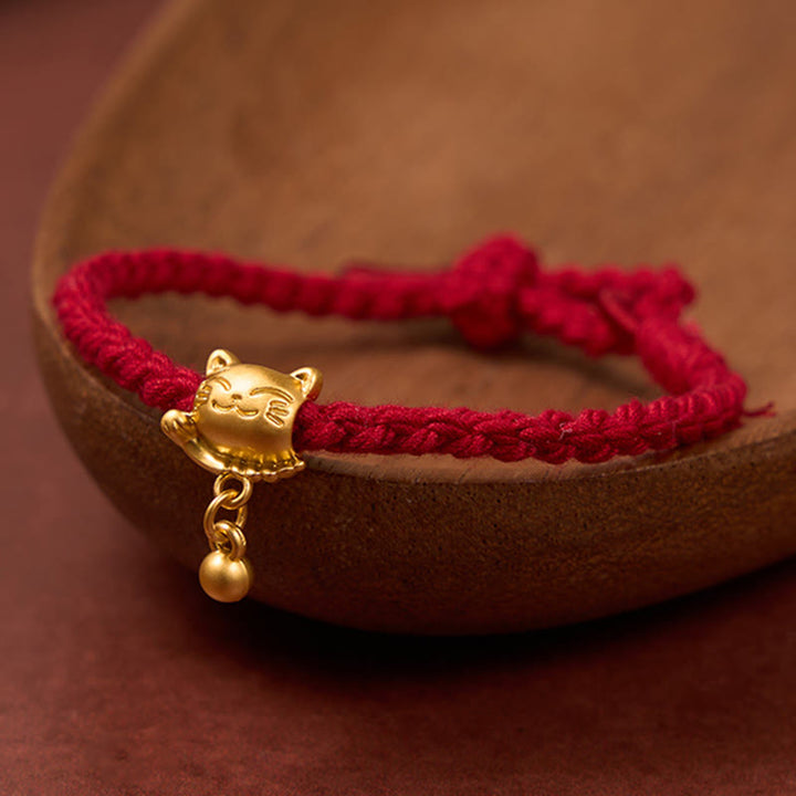 Buddha Stones Bracciale protettivo intrecciato a mano con ciondolo a forma di gatto portafortuna in rame e filo rosso tibetano. - Rosso scuro (circonferenza del polso 15-17 cm) - image 0